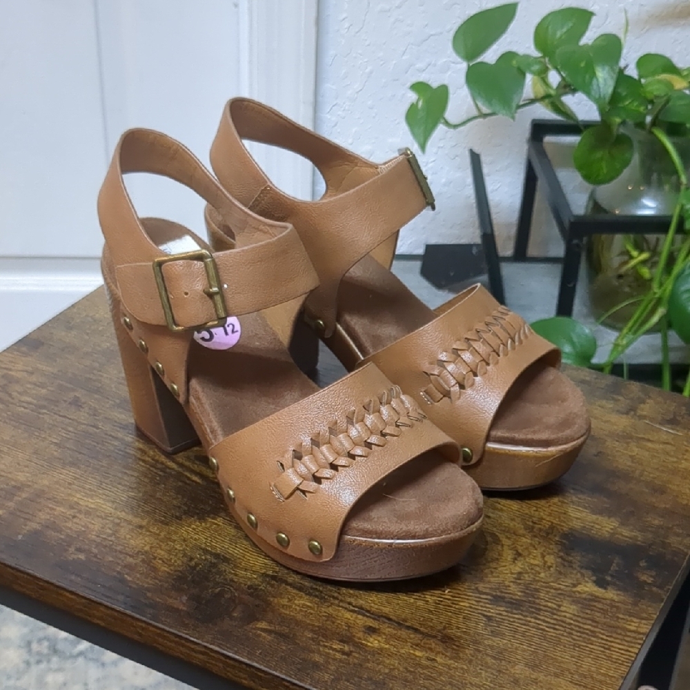 Cliffs by WHITE MOUNTAIN Tan Sandals